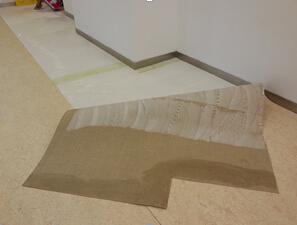 圖為亞麻地板安裝過程，與PVC地板安裝相似